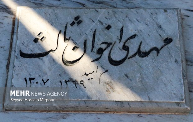شاعری که «زمستان» را سرود و در کنار فردوسی آرام گرفت؛ مهدی اخوان ثالث، طنزپردازی در لفافه