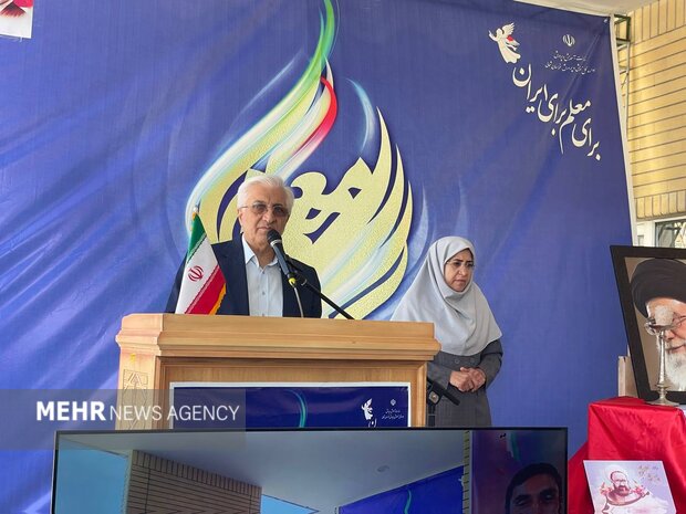 استاندار خراسان شمالی: معلمی شغل انبیاست و مایه افتخار جامعه است؛ هیچ توصیفی حق این قشر را ادا نمیکند
